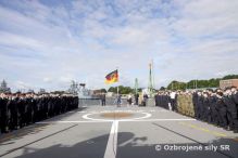 Vyplvanie fregaty nemeckho nmornctva z mesta Wilhelmshaven